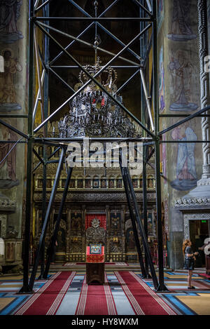 Hauptschiff der rumänischen orthodoxen Kathedrale des Dormition des Theotokos mit großen Kronleuchter Gerüst in Cluj-Napoca Stadt in Rumänien Stockfoto