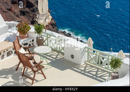 Schöne Terrasse, auf der Caldera von Santorin - Griechenland Stockfoto