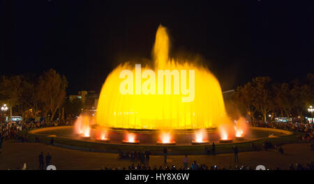 Menschen besuchen bunte Licht & Wasser-Brunnen-Show.  Übernachtung in der magische Brunnen in Barcelona. Attraktion in der Nacht schaltet & bietet All-Age-Spaß. Stockfoto