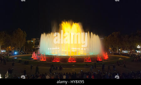 Menschen besuchen bunte Licht & Wasser-Brunnen-Show.  Übernachtung in der magische Brunnen in Barcelona. Attraktion in der Nacht schaltet & bietet All-Age-Spaß. Stockfoto