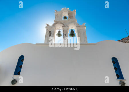 Weißen Kirche Silhouette in Santorini - Griechenland Stockfoto
