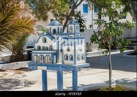 Kleines Modell einer orthodoxen Kirche in Santorini - Griechenland Stockfoto