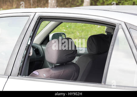 Zertrümmerten Autofenster auf einen öffentlichen Paking Raum Stockfoto