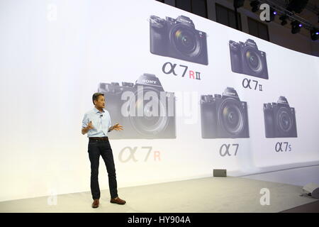 Berlin, Deutschland, 2. Septmeber, 2015: Präsident der Sony Corporation Kazuo Hirai stellt den letzten Geräte bei IFA Consumer Electronics Unlimited. Stockfoto