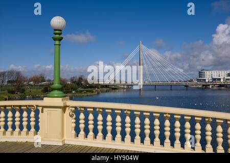 Marine Art Hängebrücke von ornamentalen Brücke über Marine See zum Bootfahren in Southport Stockfoto