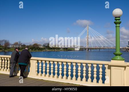 Marine Art Hängebrücke von ornamentalen Brücke über Marine See zum Bootfahren in Southport Stockfoto