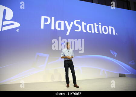 Berlin, Deutschland, 2. Septmeber, 2015: Präsident der Sony Corporation Kazuo Hirai stellt den letzten Geräte bei IFA Consumer Electronics Unlimited. Stockfoto