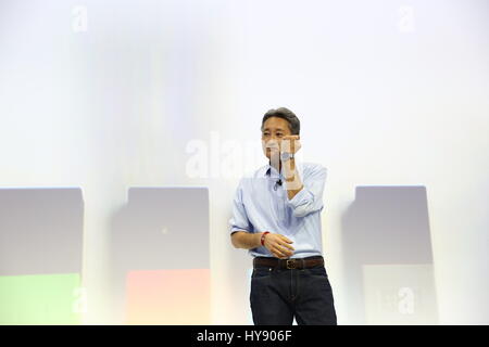 Berlin, Deutschland, 2. Septmeber, 2015: Präsident der Sony Corporation Kazuo Hirai stellt den letzten Geräte bei IFA Consumer Electronics Unlimited. Stockfoto