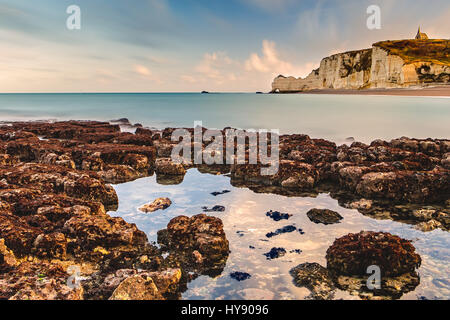 Spektakuläre natürliche Felsen Aval von Etretat und wunderschöne berühmten Küste der Normandie, Frankreich Stockfoto