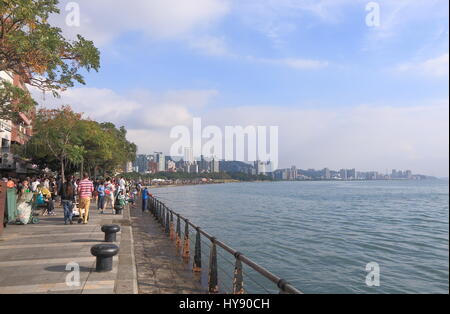 Menschen besuchen Tamsui Straßenmarkt in Taipeh. Stockfoto