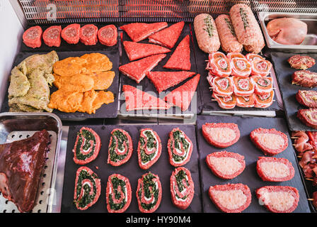 Metzger mit verschiedenen Arten von Fleisch bereits gefüllt und fertig gekocht werden. Stockfoto