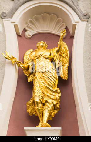 San Candido, Italien - 25. Dezember 2016: Golden Engelsstatue auf der Fassade einer italienischen Kirche. Stockfoto