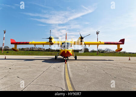 PULA, Kroatien - 25. März 2017: Bombardier CL-415 Wasser Bombenflugzeuge auf Ausstellung im Flughafen Pula während 50. Jahre des Jahrestages der ersten Commerc Stockfoto