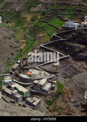 Diese Achterbahn-Trail führt zu landwirtschaftlichen Dorf von Corvo in eine steile Schlucht auf Santo Antao, Republik Cabo Verde.  Die Bauern erhöhen Kulturen in terra Stockfoto