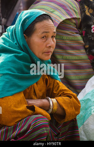 Eine Bhutan Frau in Tracht auf dem freien Markt in Punakha, Bhutan. Stockfoto