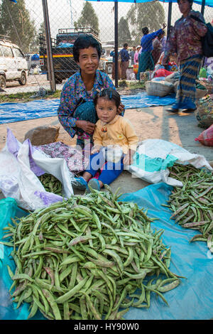 Frau, Verkauf von Produkten in der Farmers Market in Punakha, Bhutan. Stockfoto