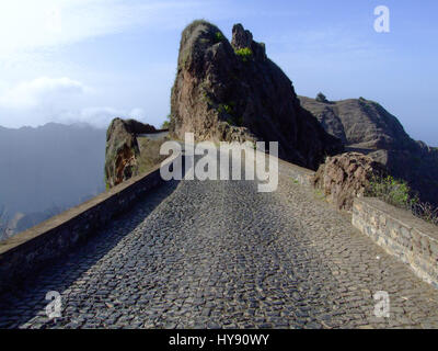 Die Rua de Corda wurde zunächst auf dem schmalen Kamm des Bergrückens Delgadinho in den Bergen von Santo Antao, Republik Cabo Ve von Sklaven erbaut. Stockfoto