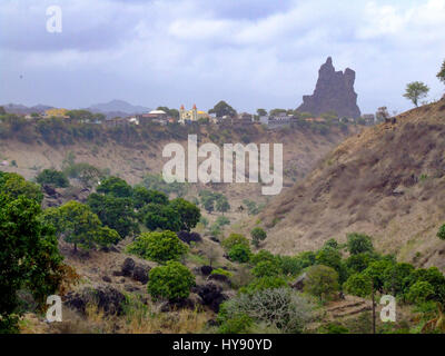 Die Stadt Picos auf der Insel Santiago, Republik Cabo Verde mit seiner prominenten vulkanischen Stecker dominieren die Landschaft. Stockfoto