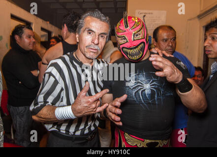 Kostenlose Wrestling in Mexiko ist riesig, dieser "Sport" oder "Spektakel" wird alle Knick von Menschen und Eages. Wrestelers werden anonyme Helden hinter ihrer Stockfoto