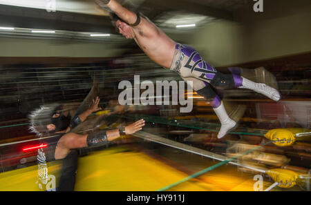 Kostenlose Wrestling in Mexiko ist riesig, dieser "Sport" oder "Spektakel" wird alle Knick von Menschen und Eages. Wrestelers werden anonyme Helden hinter ihrer Stockfoto