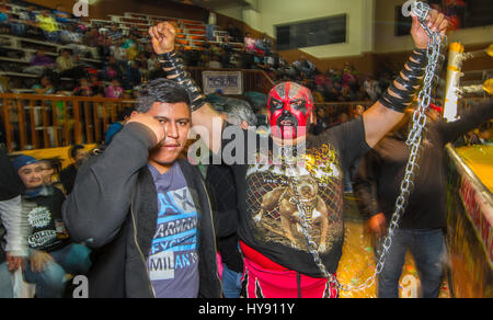 Kostenlose Wrestling in Mexiko ist riesig, dieser "Sport" oder "Spektakel" wird alle Knick von Menschen und Eages. Wrestelers werden anonyme Helden hinter ihrer Stockfoto