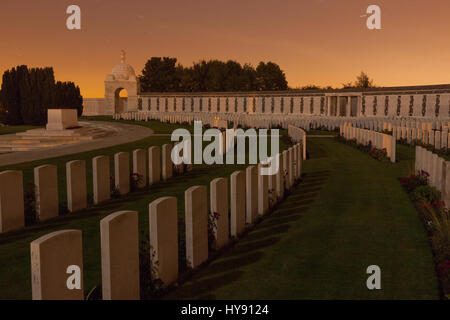 Tyne Cot Friedhof, Zonnebeek, Belgien beleuchtet in der Nacht von einem seltenen "Blutmond" Eclipse im September 2015 Stockfoto