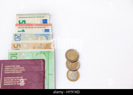 verschiedenen Euro-Banknoten unter einer belgischen Reisepass Stockfoto