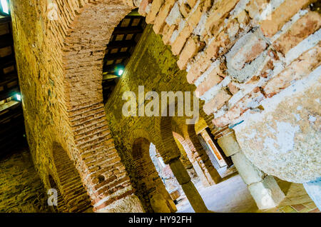 Die Almonaster la Real-Moschee war ein islamischer Oratorium, während das Kalifat von Córdoba zwischen dem 9. und 10. Jahrhundert, im Inneren Almonaster Cast gebaut Stockfoto