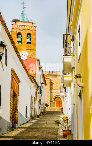 Typische andalusische Straße, im Hintergrund der Glockenturm der Kirche San Martín. Almonaster la Real, Huelva, Andalusien, Spanien, Europa Stockfoto