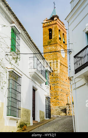 Typische andalusische Straße, im Hintergrund der Glockenturm der Kirche San Martín. Almonaster la Real, Huelva, Andalusien, Spanien, Europa Stockfoto