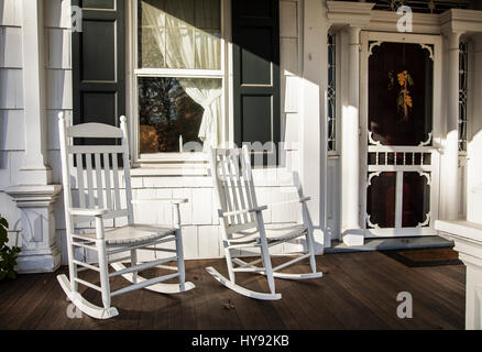 Altmodische Veranda, zwei weiße Schaukelstühle, Fenster und weiße Herbsttür, altes Landhaus, Monmouth County, Freehold, New Jersey, USA Stockfoto