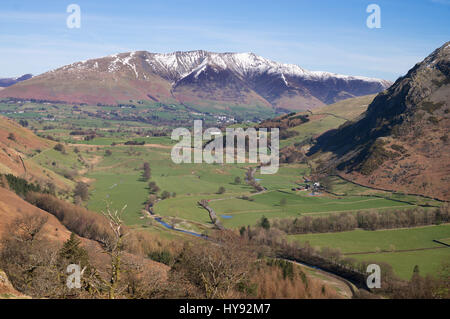 Schneebedeckte Blencathra und Johanniskirche im Tal von hohen Rigg, Cumbria, England, UK Stockfoto