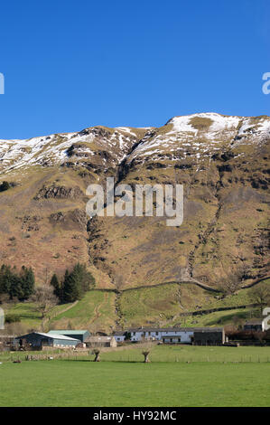 Schneebedeckten lag oberhalb Fornside Bauernhof in St. Johns in Vale, Cumbria, England, UK Stockfoto