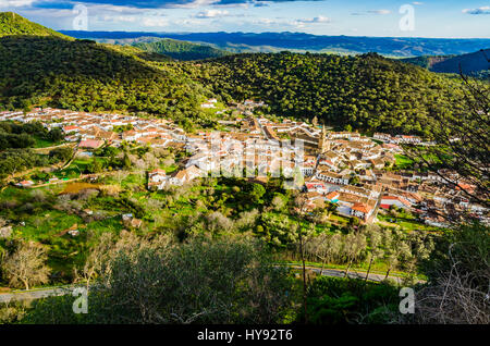 Das Dorf Alájar von oben gesehen. Alájar, Huelva, Andalusien, Spanien, Europa Stockfoto