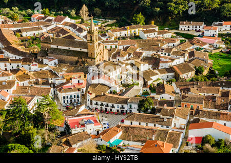 Das Dorf Alájar von oben gesehen. Alájar, Huelva, Andalusien, Spanien, Europa Stockfoto