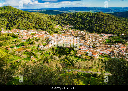 Das Dorf Alájar von oben gesehen. Alájar, Huelva, Andalusien, Spanien, Europa Stockfoto