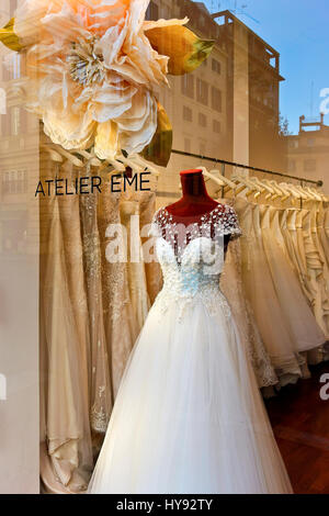 Hochzeit, weißes Brautkleid Kleid auf Dummy Schaufensterpuppe auf dem Display in einem Fenster eines Brautmode-Shop, italienische Stil Eleganz. Rom, Italien, Europa Stockfoto