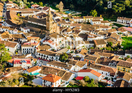 Das Dorf Alájar von oben gesehen. Alájar, Huelva, Andalusien, Spanien, Europa Stockfoto