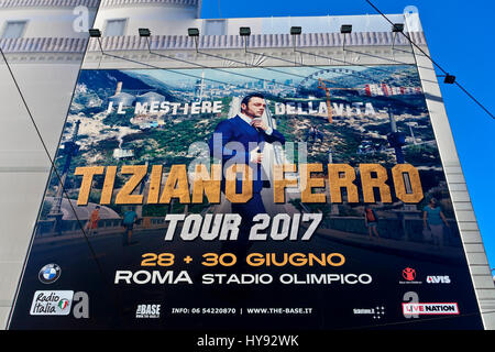 Tiziano Ferro italienischen Sänger. "Il mestiere della vita" Tour 2017, 28. 30. Juni in Rom Stadium. Große Concert Poster auf einem Gebäude Fassade in Rom, Italien. Stockfoto