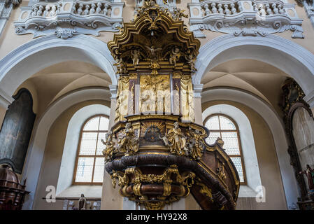 Hölzerne Kanzel im römisch-katholischen Piaristen Kirche der Hl. Dreifaltigkeit (auch bekannt als Jesuitenkirche oder Universität Kirche) in Cluj-Napoca Stadt in Rumänien Stockfoto