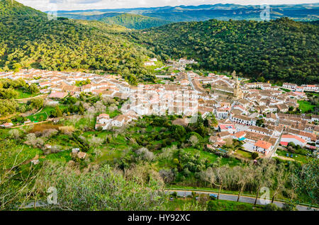 Das Dorf Alájar von oben gesehen. Alájar, Huelva, Andalusien, Spanien, Europa Stockfoto