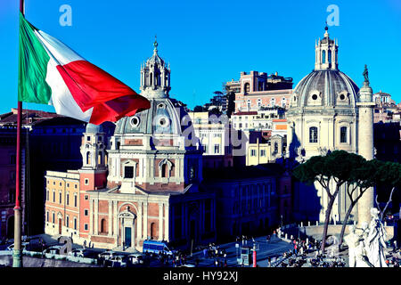 Kuppeln der Kirchen Heilige Maria von Loreto und Heiliger Name Mariens. Santa Maria di Loreto und SS. Nome di Maria. Flagge mit italienischer Flagge. Rom, Italien Europa Stockfoto