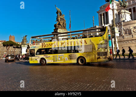 Christliches Rom Sightseeing Bus durch Denkmal für König Viktor Emanuel II., und das Denkmal des unbekannten Soldaten an der Piazza Venezia. Rom, Italien Stockfoto