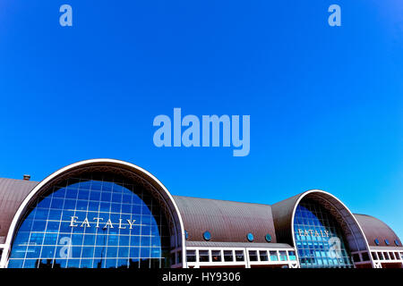 Eataly Einkaufszentrum Geschäfte Rom. Essen und Getränke. Das Ehemalige Ostiense Terminal. Italien, Europa, Europäische Union, EU. Blauer Himmel, Kopierbereich. Stockfoto