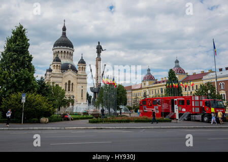 Avram Iancu Statue und Brunnen und rumänischen orthodoxen Kathedrale der Entschlafung der Gottesgebärerin auf Avram Iancu Quadrat in Cluj-Napoca Stadt in Rumänien Stockfoto