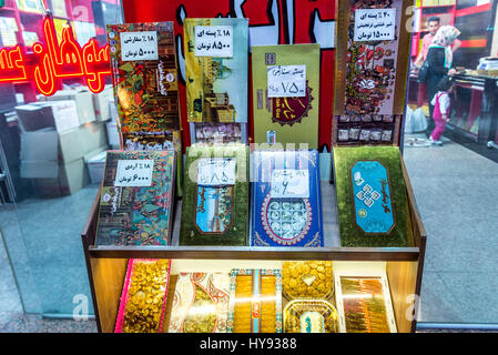 Iranische Pralinenschachteln auf Bazar von Isfahan neben Naqsh-e Jahan Platz (Imam-Platz, Formlerly Shah-Platz) im Zentrum von Isfahan im Iran Stockfoto