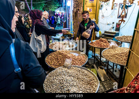 Pistazien und getrocknete Feigen für den Verkauf auf Bazar von Isfahan neben Naqsh-e Jahan Platz (Imam-Platz, Formlerly Shah Square) in Isfahan, Iran Stockfoto