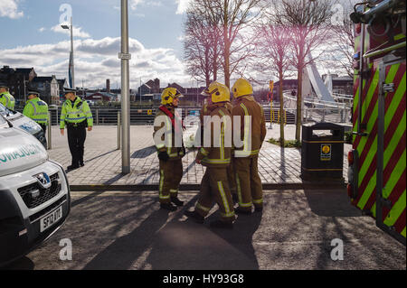 Polizei, Feuerwehr und Rettungsdienste, die Teilnahme an einem Notfall im Stadtzentrum von Glasgow. Stockfoto