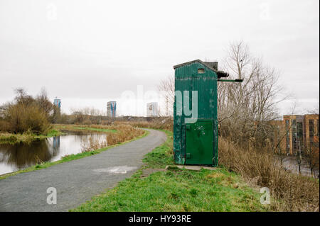 Doocot am Forth & Clyde Canal mit Hochhäusern im Hintergrund, Maryhill, Glasgow. Stockfoto