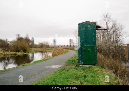 Doocot am Forth & Clyde Canal mit Hochhäusern im Hintergrund, Maryhill, Glasgow. Stockfoto